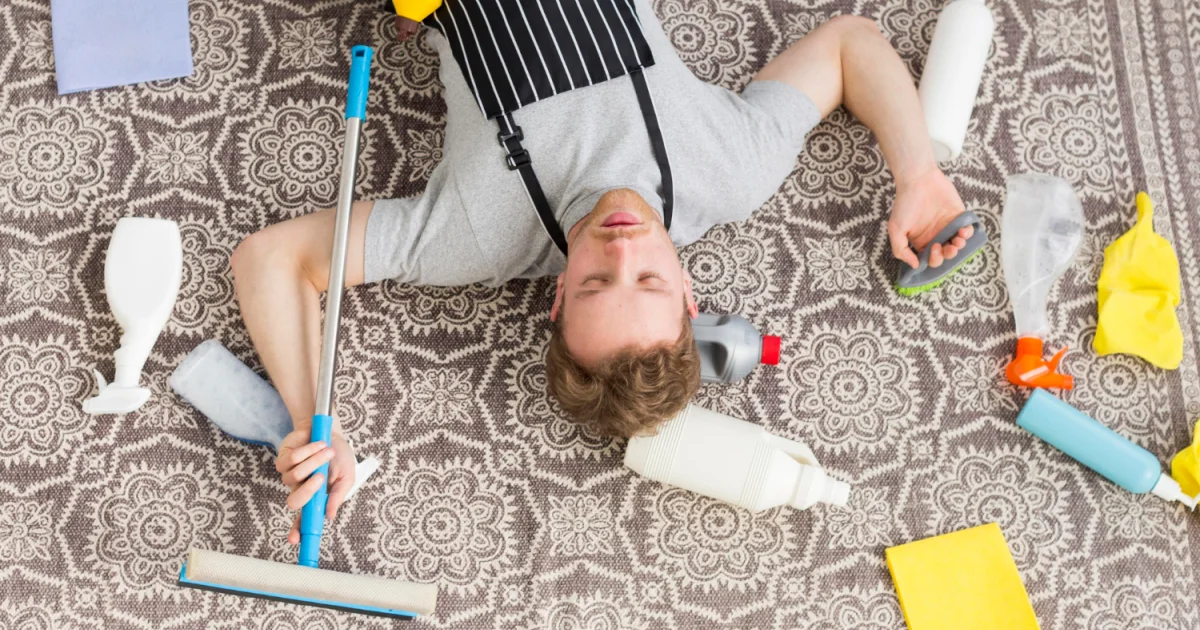 Poradnik - jak domowymi sposobami usunąć plamy, zabrudzenia i zadeptania z dywanów, wykładzin, chodników i mat podłogowych